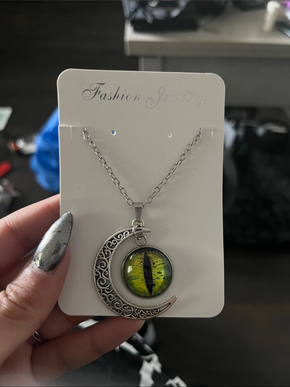 Fashion Jewelry Silver Crescent Necklace with Green Cat Eye Pendant
